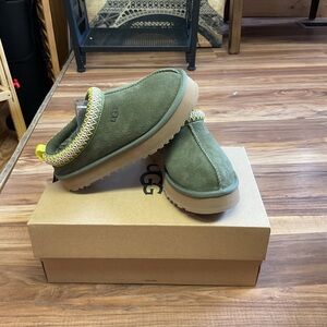 Girl’s Tazz slippers in olive green